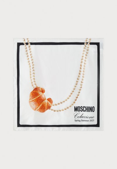 Μαντήλι από μετάξι Moschino με γραφικό κρουασάν, διακοσμημένο με χάντρες που θυμίζουν μαργαρίτες, περιτριγυρισμένο από μια μαύρη τετράγωνη κορνίζα.