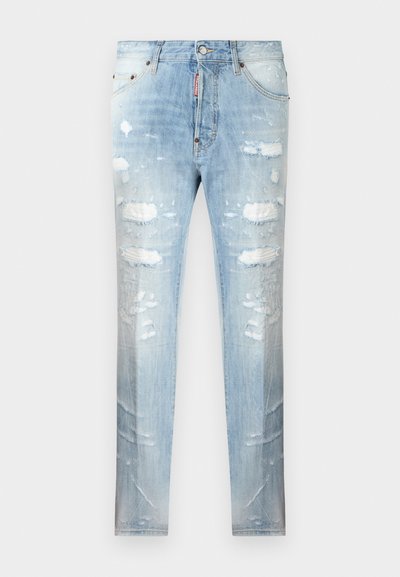 Jean slim bleu clair avec des patchs usés et des détails délavés, fermeture avant par bouton et fermeture éclair, et design à cinq poches.