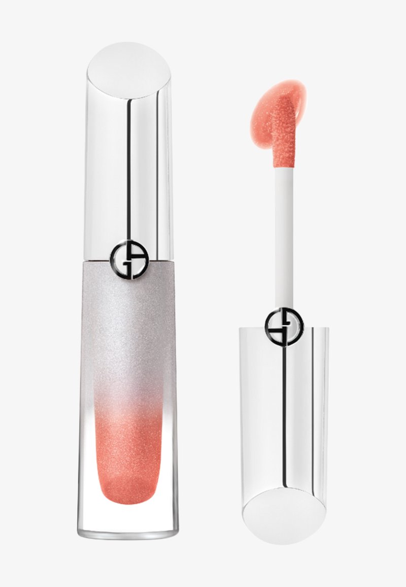 Doorzichtige tube met roze fonkelende lipgloss met zilveren dop en bijpassende applicator ernaast tegen een witte achtergrond.