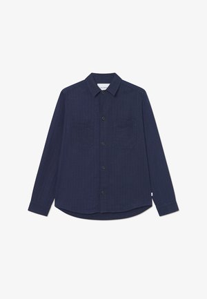 Camicia a maniche lunghe color navy in un tessuto testurizzato, con chiusura a bottoni, due tasche sul petto e orlo curvo.