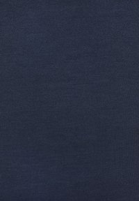 Tejido de algodón azul marino con una textura suave y uniforme y con un estiramiento mínimo. La superficie es sólida sin patrones o diseños visibles.