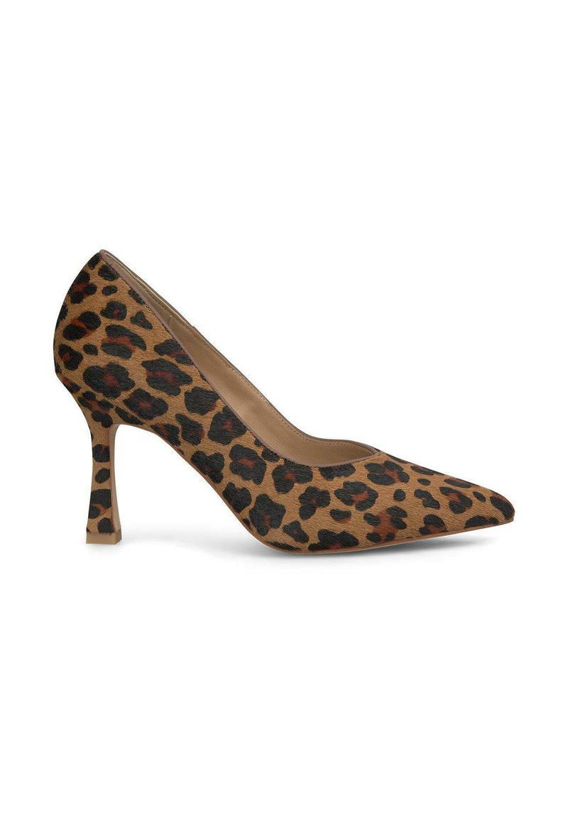 Zapato de tacón alto con estampado de leopardo y punta afilada, hecho de material texturizado. Presenta un tacón delgado y un interior beige.