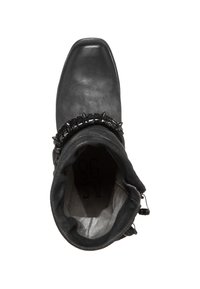 Zwarte leren enkellaars met een puntige neus, een gestructureerde boord en een decoratieve band met spikes rondom de bovenkant. De binnenkant is van grijs suède.