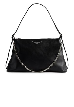 Schwarze Leder-Schultertasche mit silbernem Flügellogo und abnehmbarem silbernem Kettenriemen auf weißem Hintergrund.