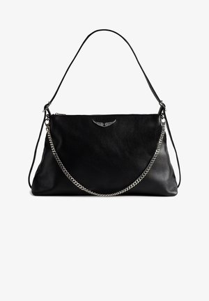 Zwarte leren schoudertas met zilveren vleugellogo en afneembare zilveren kettingriem op een witte achtergrond.