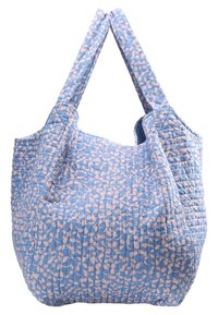 Sac cabas matelassé bleu avec un motif de feuilles roses, doté de larges anses et d'une structure spacieuse et souple. La texture est légèrement rembourrée.