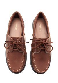 Pantofi maro cu șiret, din piele întoarsă, cu cusături albe, vârf rotund și talpă plată din cauciuc. Numele mărcii "MNG" este gravat pe interior.