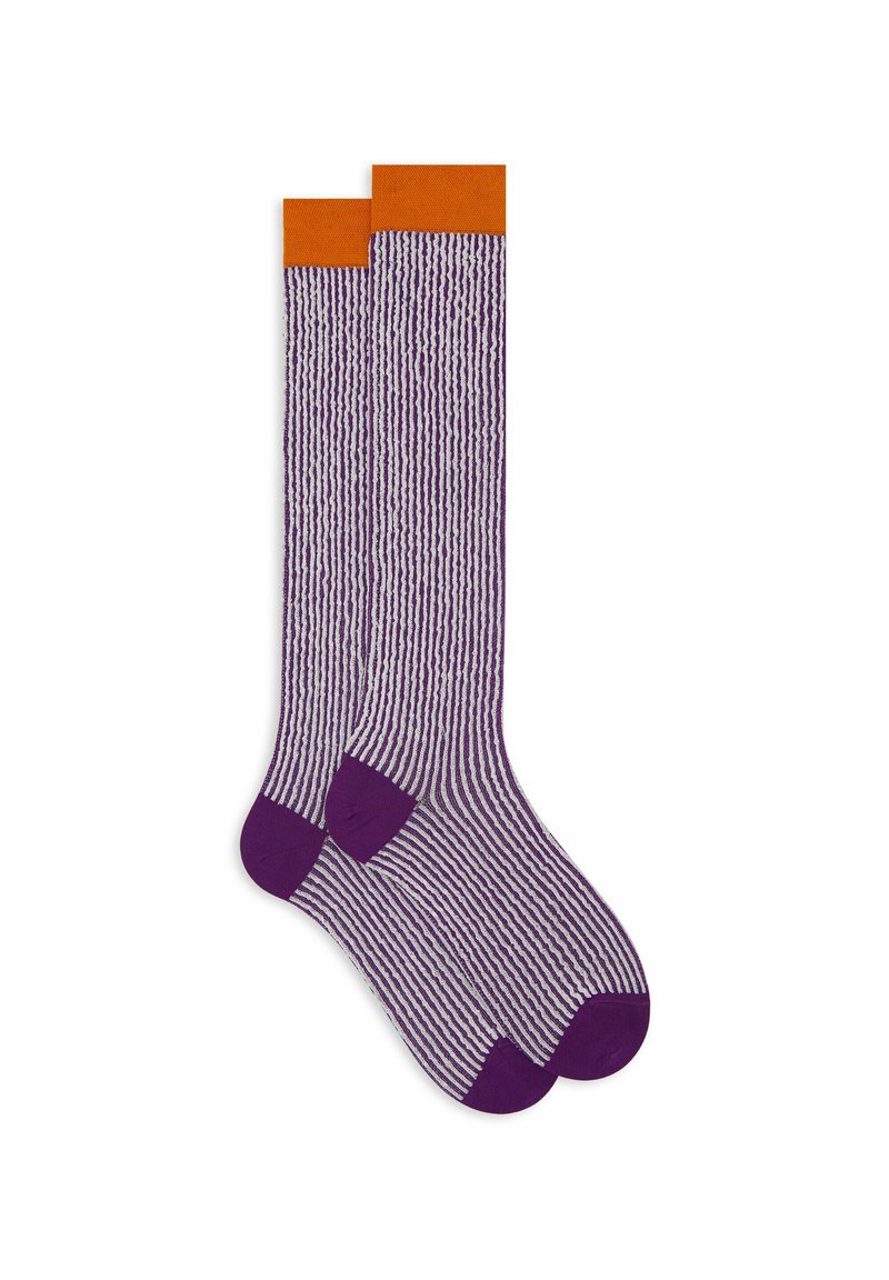 Calze a righe viola con risvolti arancioni, alte fino al ginocchio. Tessuto strutturato con design a costine. Punta e tallone rinforzati in un colore viola uniforme.