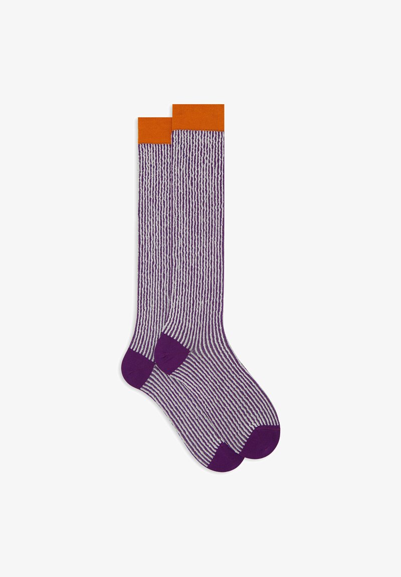 Calze a righe viola con risvolti arancioni, alte fino al ginocchio. Tessuto strutturato con design a costine. Punta e tallone rinforzati in un colore viola uniforme.