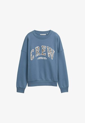 Blaues Sweatshirt mit Rundhalsausschnitt, oversized Passform, mit einem weißen "CREW"-Druck im Leopardenmuster und gerippten Bündchen.