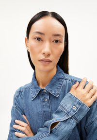 Jeanshemd in Hellblau mit klassischem Kragen, Knopfverschluss und langen Ärmeln. Mit strukturiertem Stoff und stylischen Ärmeldetails.