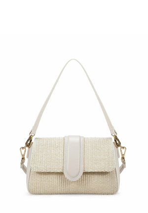 Bolso de mano tejido en color beige con una solapa y correa de cuero suave. Presenta herrajes dorados. Diseño rectangular compacto con acabado texturizado.