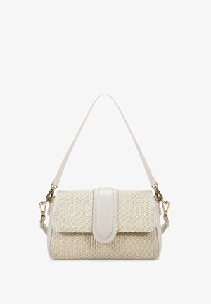 Bolso de mano tejido en color beige con una solapa y correa de cuero suave. Presenta herrajes dorados. Diseño rectangular compacto con acabado texturizado.