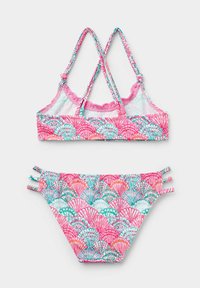 Conjunto de bikini de colores brillantes con un patrón de conchas en rosa, verde azulado y naranja. La parte superior tiene tirantes ajustables y bordes en forma de concha.