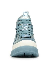 Tenisi din denim albastru cu suprafață texturată, talpă intermediară albă, talpă din cauciuc și șireturi proeminente. Prezintă un etichetă cu inscripția "BUFFALO" pe limbă.