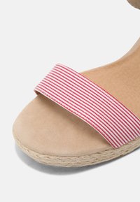 s.Oliver Platform sandals - red