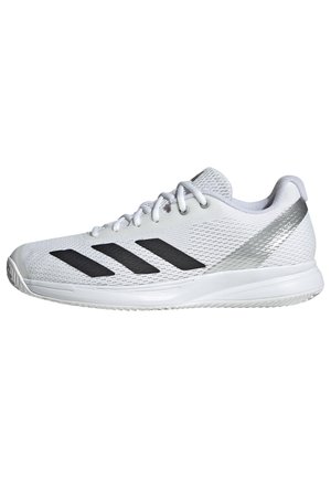 Hvid atletik-sneaker med sorte striber på siden, mesh-overdel, snørelukning foran og sølvdetalje nær hælen.