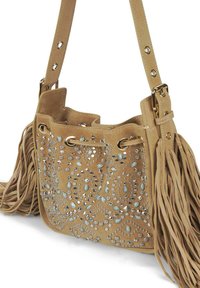 Bolso de ante en beige con intrincados detalles de cuentas y tachuelas, acentos de flecos a los lados y correa para el hombro ajustable con herrajes dorados.