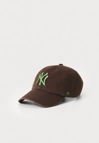 Casquette de baseball en coton brun avec un logo brodé "NY" vert à l'avant et un plus petit "47" sur le côté. Texture douce, visière courbée.