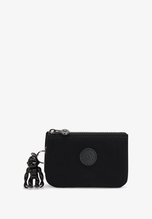 Zwarte stoffen kaarthouder met een gemotiveerd logo-patch, ritsluiting en een glanzend zwart aapje charme eraan bevestigd.