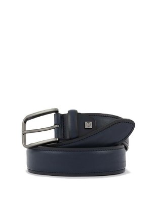 Ceinture en cuir bleu marine avec une boucle rectangulaire en argent, présentant des bords cousus et une texture lisse, conçue avec un accent de logo subtil.