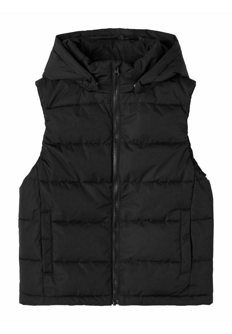 Gilet imbottito nero con cappuccio, zip frontale, due tasche laterali e dettagli di cucitura orizzontale per l'isolamento. Texture liscia e morbida.