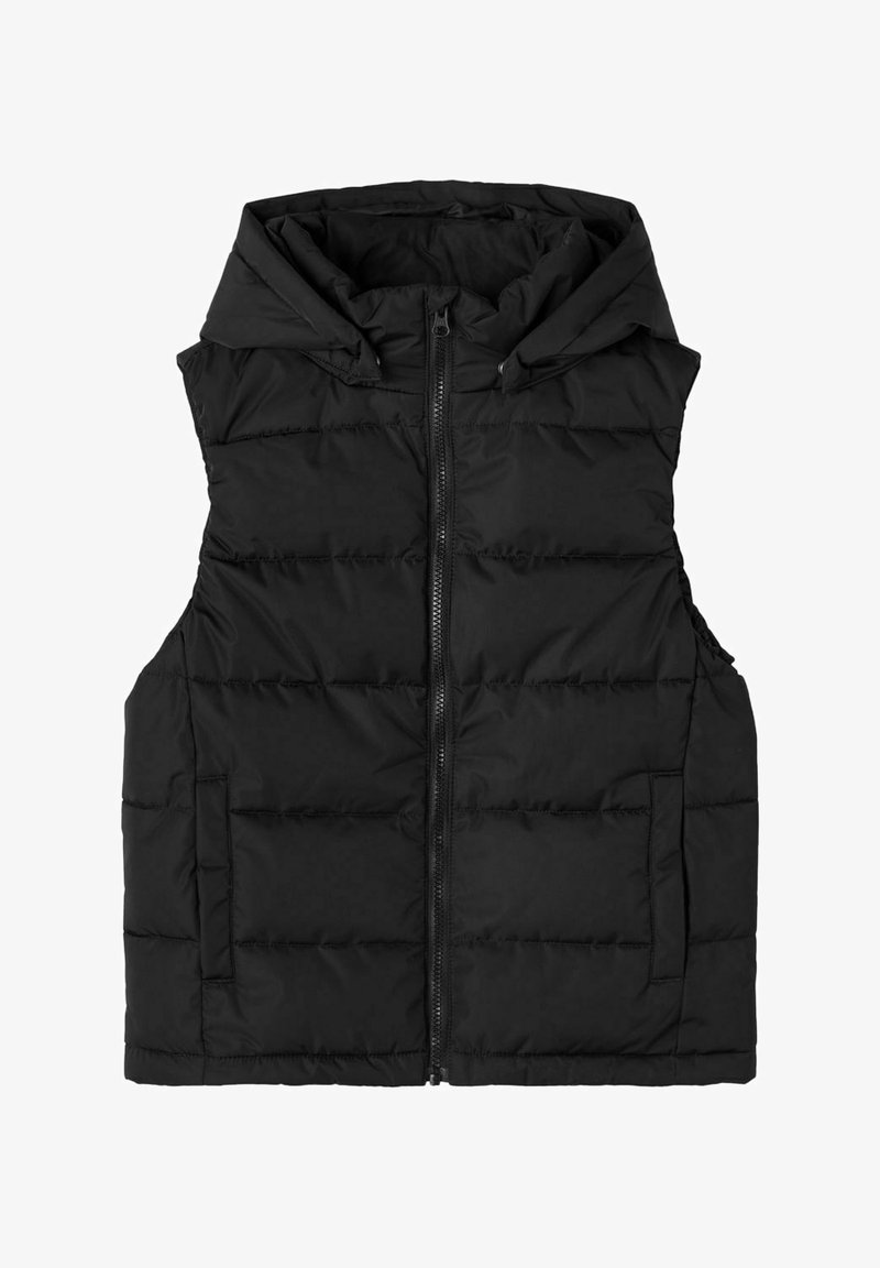 Gilet imbottito nero con cappuccio, zip frontale, due tasche laterali e dettagli di cucitura orizzontale per l'isolamento. Texture liscia e morbida.