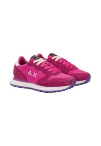 Roze sport schoenen met suède en gaaspanelen, platte veters, witte accenten en een paarse zool. Bevat een logo aan de zijkant en op de tong.