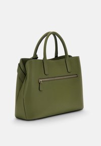 Bolso de cuero verde con una forma estructurada, dos asas y un bolsillo delantero con cremallera. Presenta un acabado texturizado y un hardware mínimo.