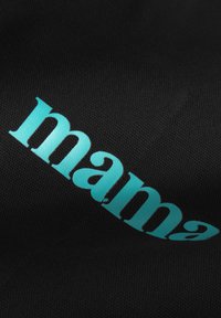 Zwarte stof met een gestructureerd oppervlak toont het woord "mama" in vet, lichtblauwe letters, met ronde randen en een gladde afwerking.