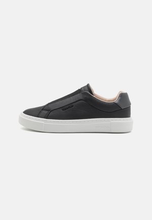 Svarte lær slip-on sneakers med hvit gummisåle, med en teksturert overflate, sydd detaljer og logodetalj på siden.