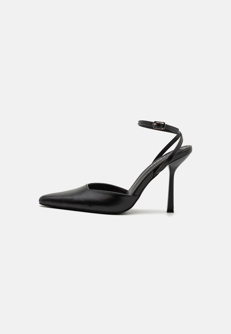 Sapatos de salto slingback em pele preta com bico fino, salto alto agulha e tira ajustável no tornozelo. Textura suave, design minimalista.