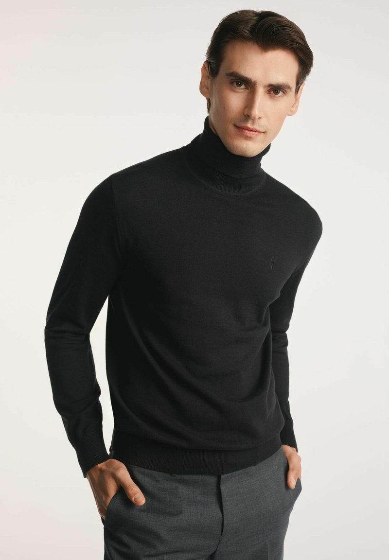 Czarny sweter z golfem wykonany z miękkiego materiału dziewiarskiego, z długimi rękawami. Charakteryzuje się dopasowanym krojem i subtelnym logo na klatce piersiowej.