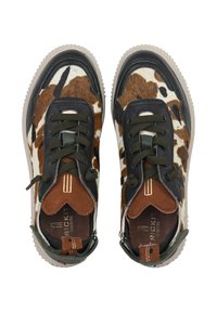 Schnürsneaker mit einem mehrfarbigen Tierdruck-Obermaterial, schwarzen Lederelementen, braunen Wildleder-Akzenten und einer strukturierten Gummisohle.