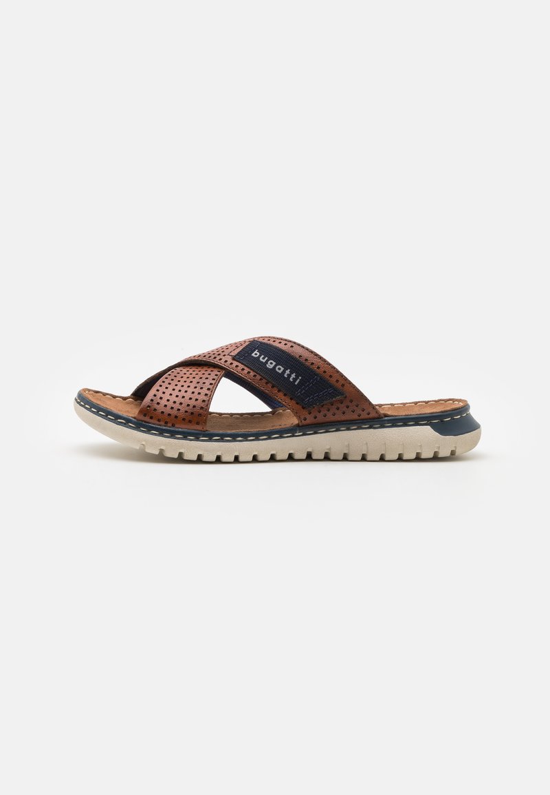 Braune Leder-Slidesandale mit perforierten Riemen, gepolsterter Innensohle und beigefarbenem strukturiertem Gummisohle, mit einem schwarzen "bugatti"-Label versehen.