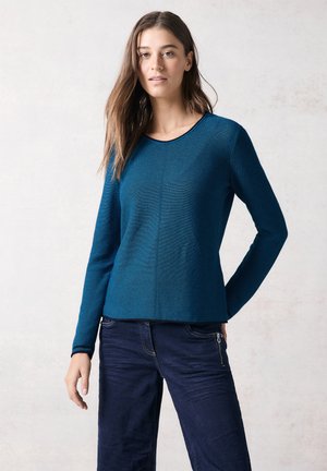 T-shirt à manches longues rayé bleu avec un col rond et un tissu texturé. Présente une coupe droite et un détail de couture courant le long du centre.
