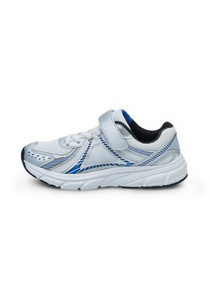 Bottés de sport en maille gris clair avec des accents bleus, doublure intérieure noire, sangle à crochets et boucle, et semelle texturée pour l'adhérence.