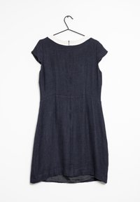 Tummansininen mekko, jossa on lyhyet hihat, teksturoitu materiaali ja vaaleanbeige kaulus. Varusteena takana oleva vetoketju ja hieman levenevä helma.