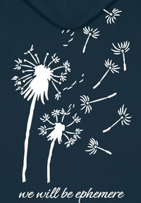 Felpa blu marina con stampa di dandelion bianco e semi che fluttuano. Sotto c'è la scritta "saremo effimeri" in un font corsivo.