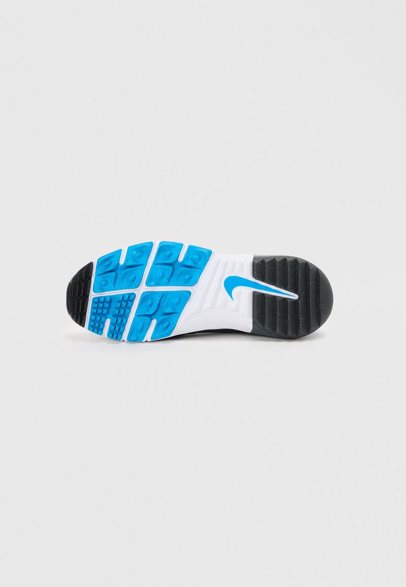 Nike-sulan har svarta gummisektioner, vita och blå plastdetaljer, strukturerade greppmönster och en framträdande blå logotyp.