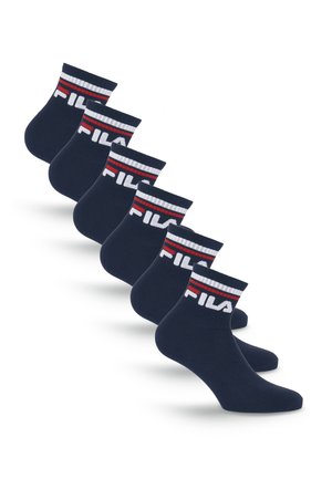 Six paires de chaussettes courtes bleu foncé avec des bord-côtes rayés blancs, rouges et bleu marine et un logo FILA blanc sur chaque bord-côte.