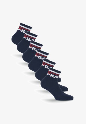 Sechs Paar dunkelblaue Knöchelsocken mit weißen, roten und marineblauen gestreiften Bündchen und weißem FILA-Logo auf jedem Bündchen.