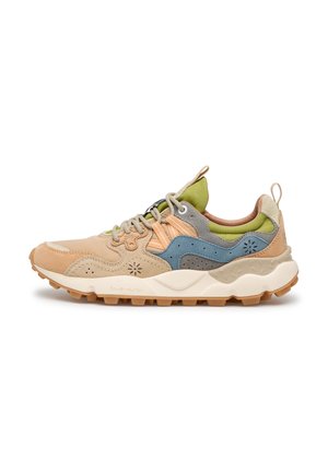 Veelgekleurde sneaker met beige, blauwe, grijze en groene suède panelen, bruine veters, gevoerde zool en gestructureerde rubberen buitenzool, ontworpen voor gebruik buitenshuis.