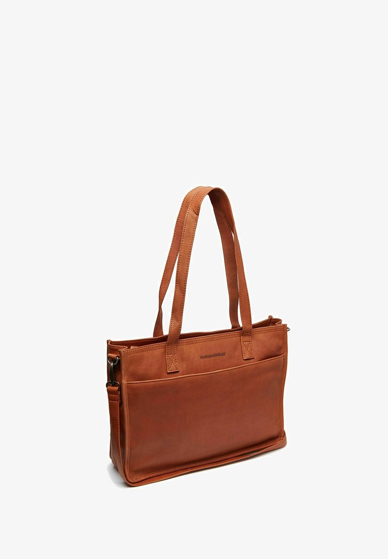 Borsa tote in pelle marrone con due manici, forma rettangolare, chiusura con zip orizzontale e tasca frontale. Texture liscia con cuciture minime.