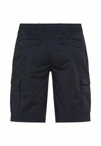 Shorts cargo noirs pour hommes avec poches latérales à rabat, poches arrière à rabat, passants pour ceinture et coupe droite.