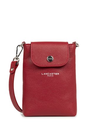 Rote Leder-Umhängetasche mit strukturiertem Finish, Druckknopfverschluss und silbernem Logo. Verfügt über einen abnehmbaren Gurt und eine kompakte rechteckige Form.