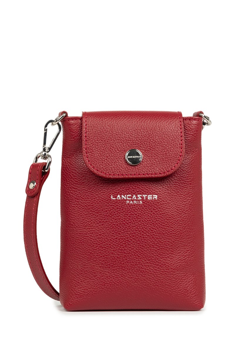 Borsa a tracolla rossa in pelle con finitura testurizzata, chiusura a scatto e logo argentato. Presenta una tracolla removibile e una forma rettangolare compatta.