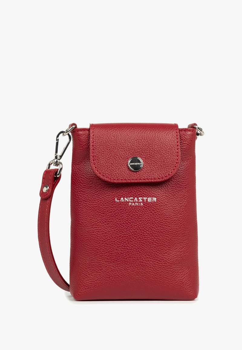 Borsa a tracolla rossa in pelle con finitura testurizzata, chiusura a scatto e logo argentato. Presenta una tracolla removibile e una forma rettangolare compatta.