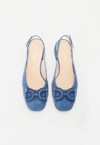 Džínové slingback ploché topánky v modrej farbe s okrúhlou špičkou a dekoračnou mašľou. Vnútorná sole je svetlej farby, s nádychom zlatého loga.