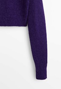 Manche longue d'un pull court en maille duveteuse violet sur fond blanc.